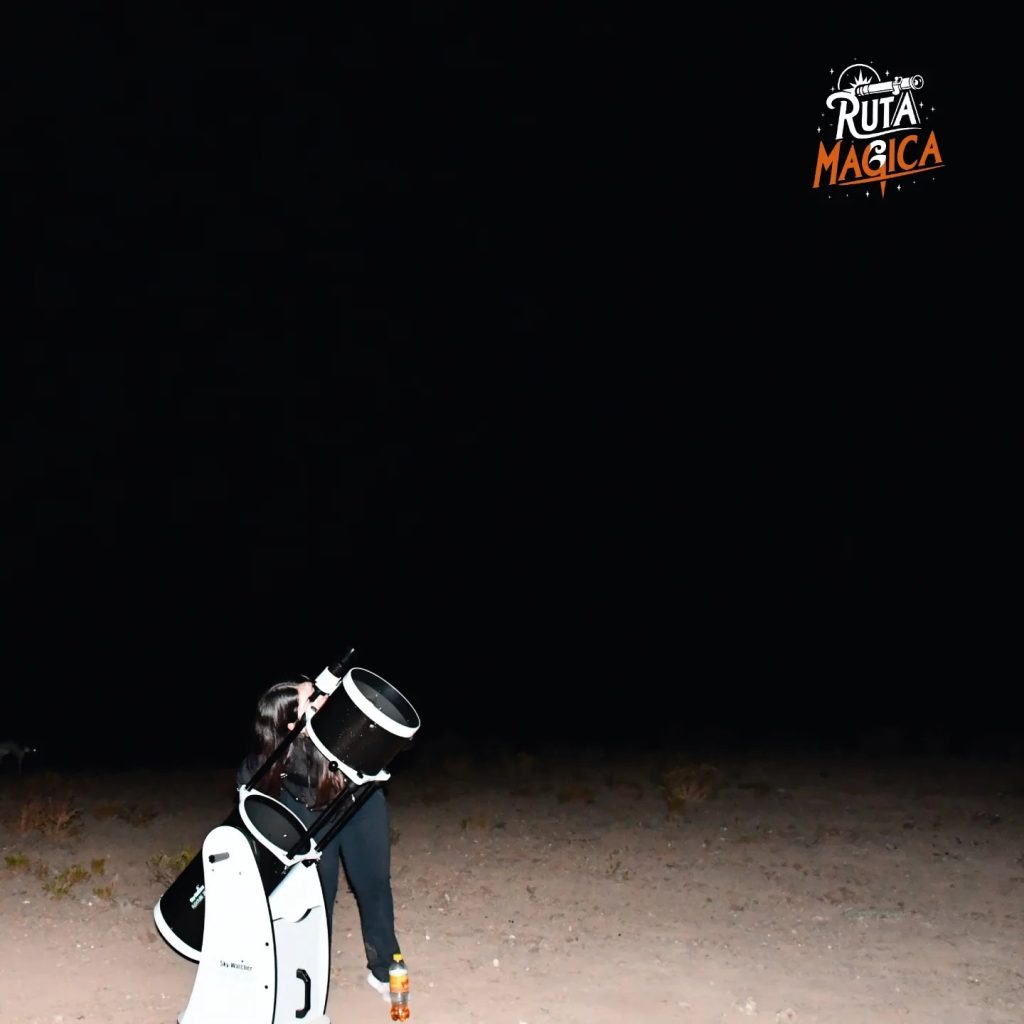 Participante observando el cielo con telescopio